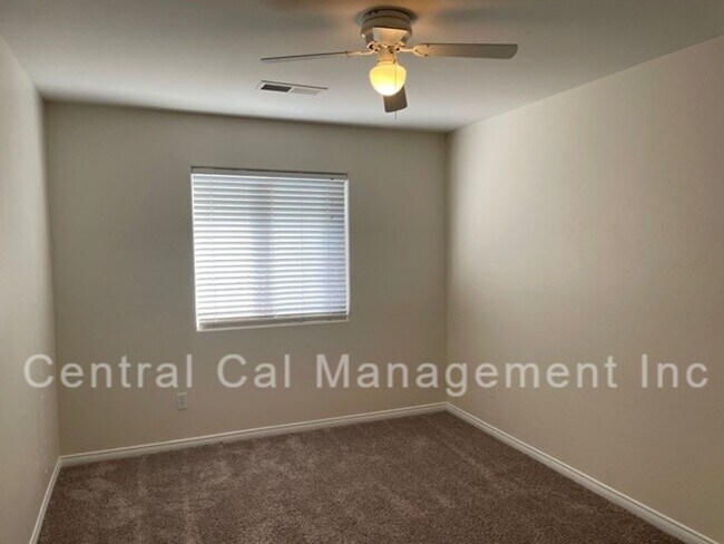 Building Photo - 5 Bedroom, 2 Bath Home in Desired Northwest - $2895 Per Month!