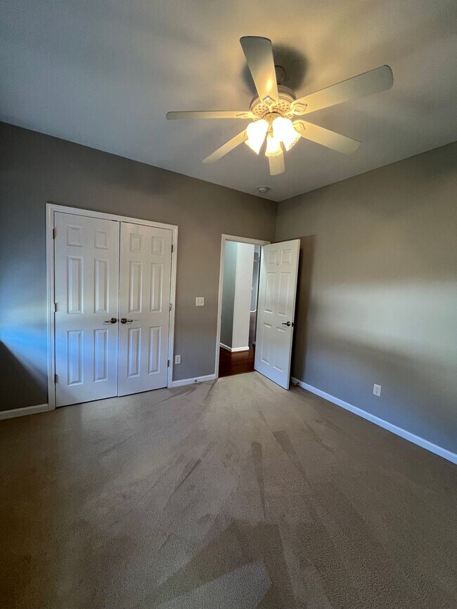 Building Photo - 128 Wild Thorn Ln