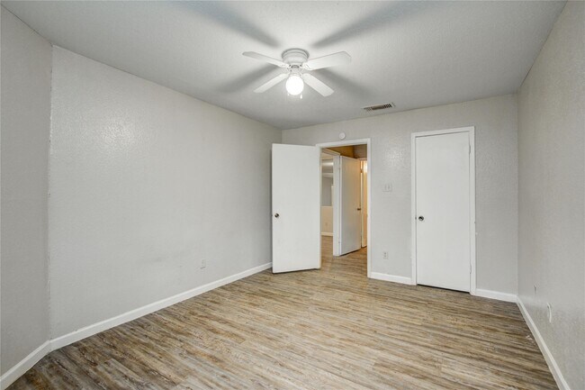 Building Photo - 9797 Leawood Blvd