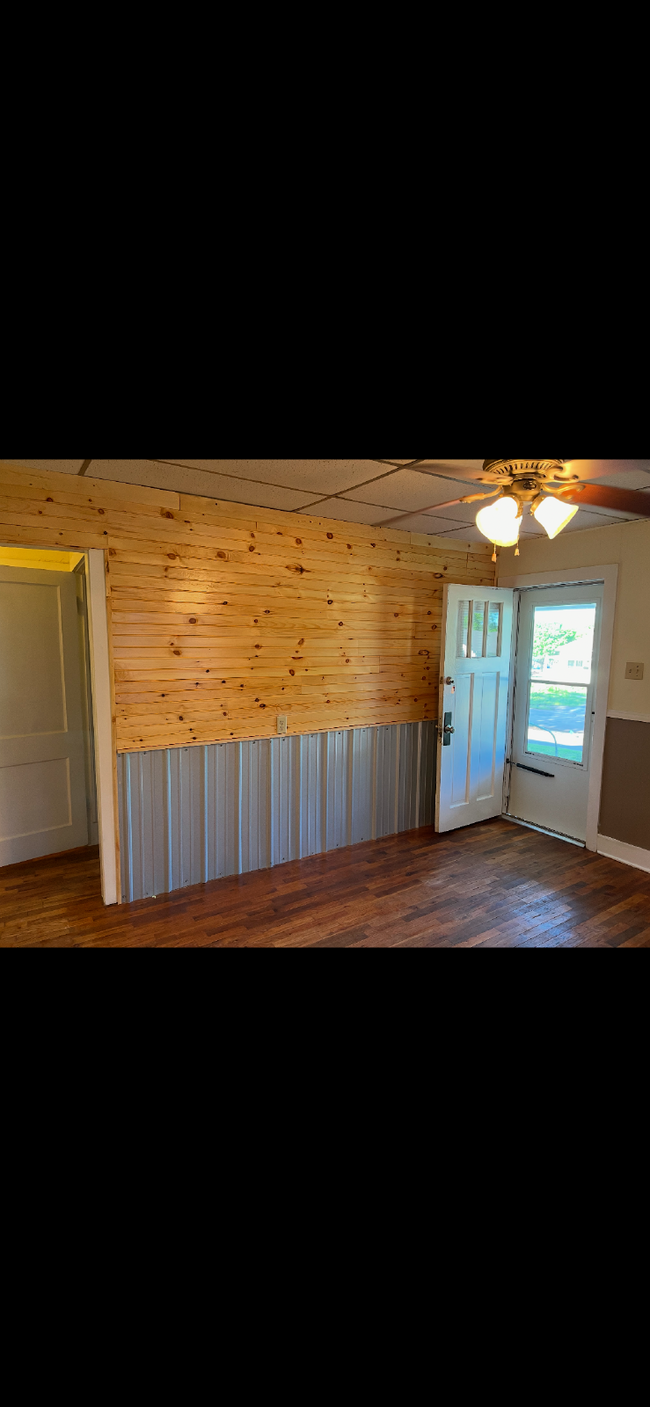 Building Photo - 2-Bedroom with Hardwood Floors in Stillwat...