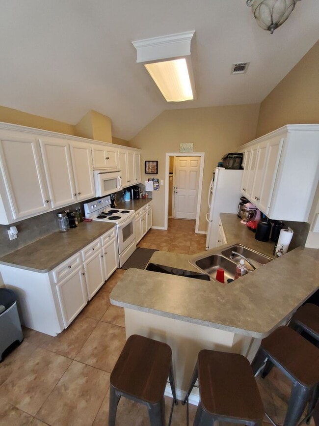 Building Photo - College Station -3 bedroom/2 bath - Fenced in back yard and House is in an EXCELLENT LOCATION