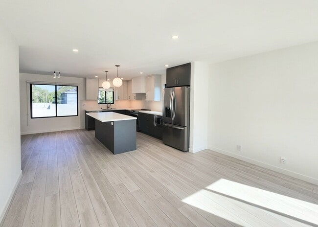 Building Photo - Meticulously renovated 2 bedroom duplex home in central San Mateo