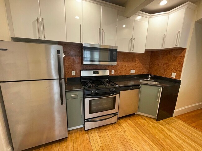 Building Photo - Avl 9/1 Huge renovated Coolidge Corner 4BR/3BA with AC!