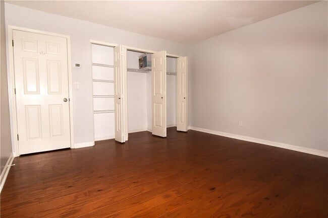 Building Photo - 5 Stratford Hall Pl NE