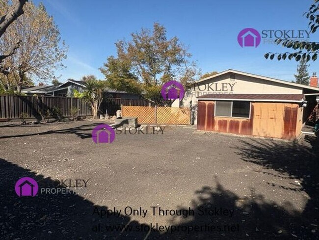 Building Photo - 1875 Queens Rd