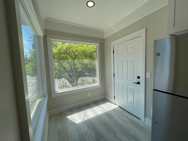 Building Photo - Beautiful Newly Remodeled Unit in Buckman with Washer/Dryer, A/C
