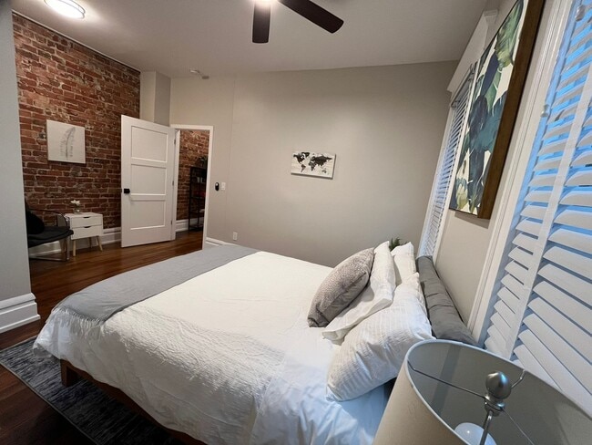 Building Photo - Dennison Ave 866-868 CR