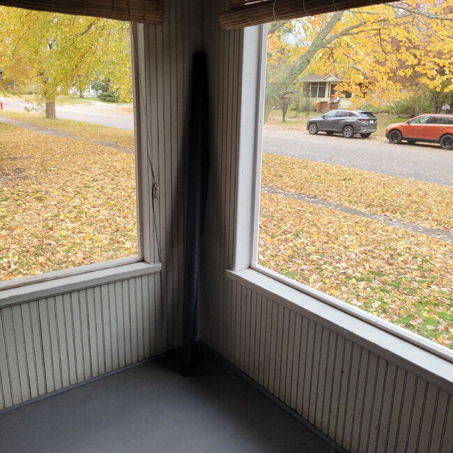 Building Photo - "Charming 3-Bed Home in Brainerd with Spac...