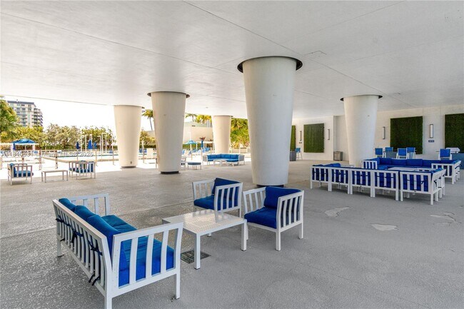 Building Photo - 1800 N Bayshore Dr