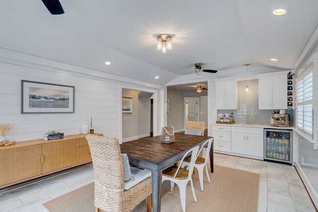 Building Photo - Midtown Rental in Forest Hills