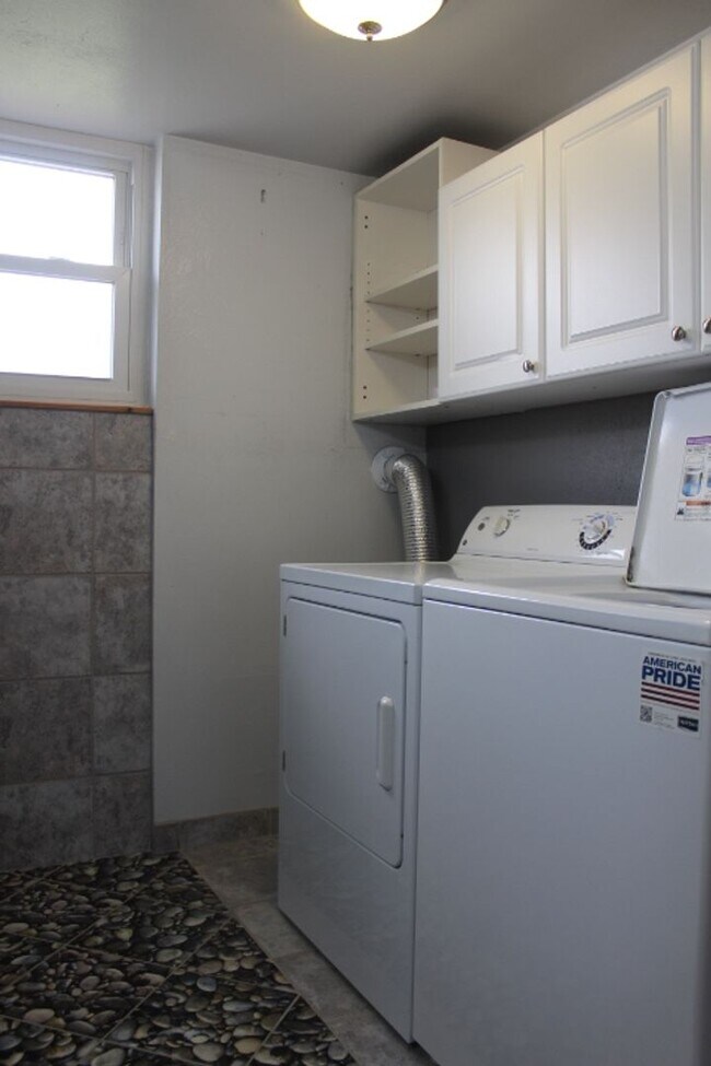 Building Photo - Columbine Hills - 3 BR/2 1/2 BA Home!
