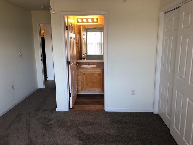 Building Photo - 222 Harts Cove Way