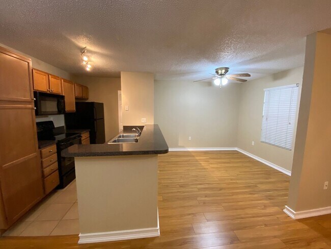 Building Photo - Spacious 1/1 Den with Screened Lanai