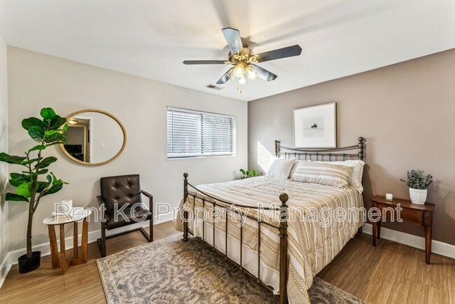 Building Photo - 530 W 10th St