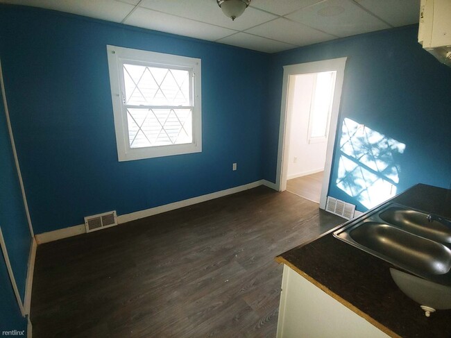 Building Photo - 1 br, 1 bath Triplex - 2033 West 98th Stre...