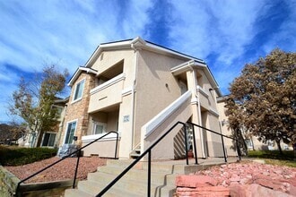 Building Photo - Cute & Cozy Apartment with One Car Garage ...