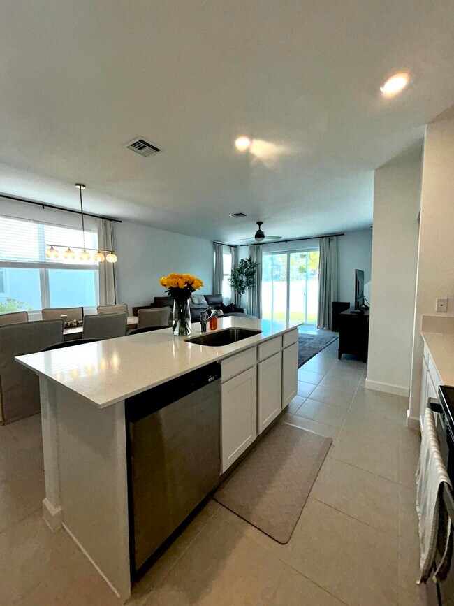 Building Photo - 317 SE Crossoak Ln