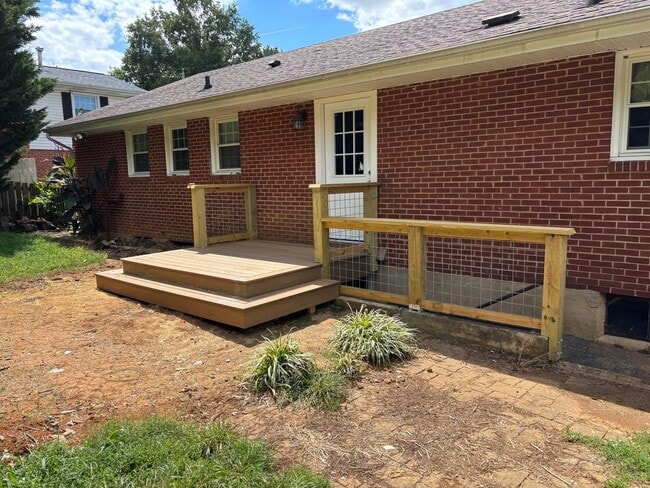 Building Photo - 833 Clearwater Ave