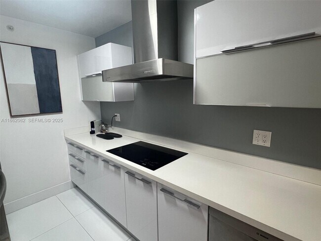 Building Photo - 100 Lincoln Rd