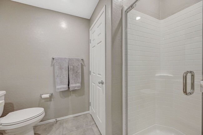 Building Photo - Modern 3 Bedroom Townhouse near Blue Diamond