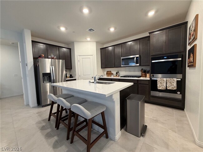 Building Photo - 11852 Black Canary Ave
