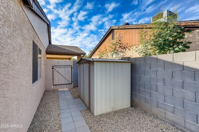 Building Photo - 510 E Sequoia Dr