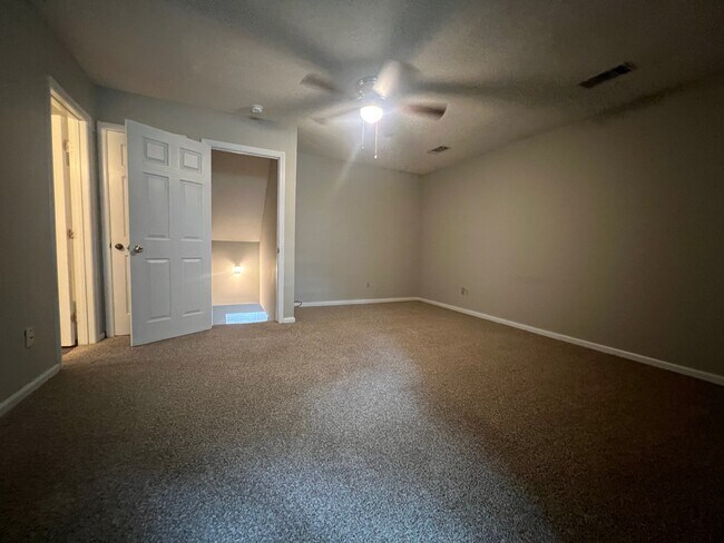 Building Photo - 200 Merry Wood Dr