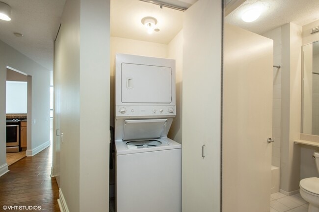 Building Photo - 400 N La Salle Dr