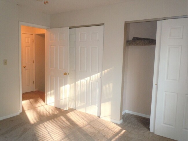 Building Photo - Two Bedroom Duplex with Modern Kitchen, 1 ...