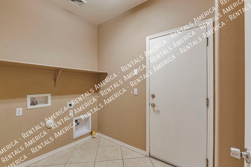 Building Photo - 445 W Corte Planga