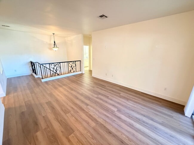 Building Photo - 2050 W Warm Springs Rd