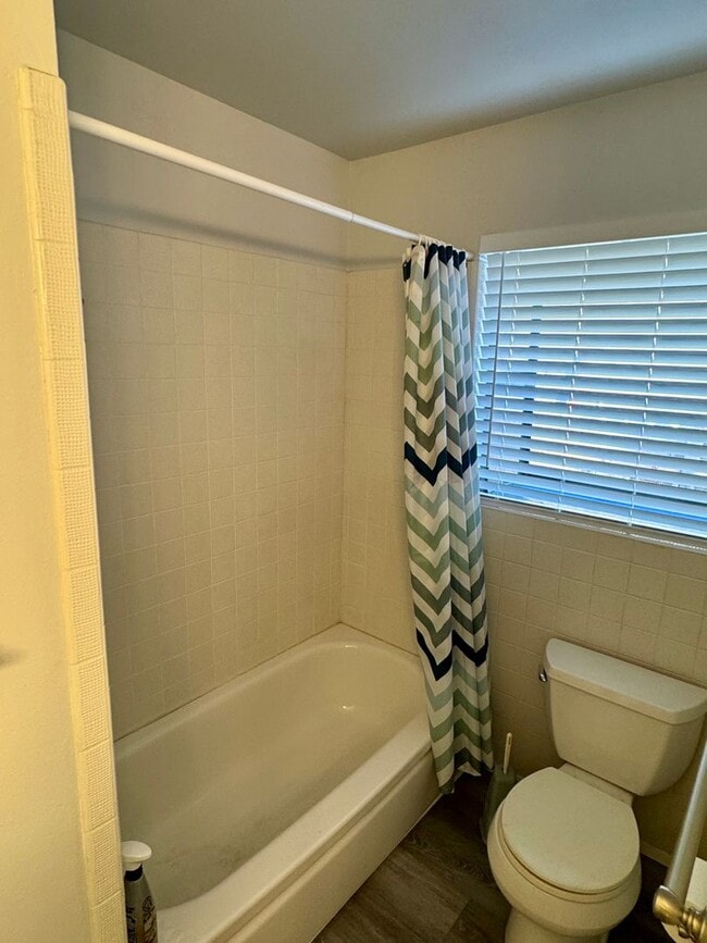 Building Photo - Beautiful 3 Bed/2 Bath Walking Distance fr...