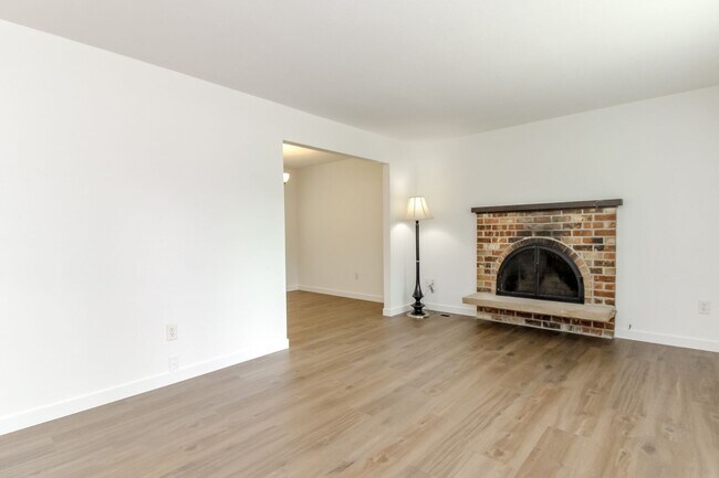 Building Photo - Four Bedroom House Near Camelot Park