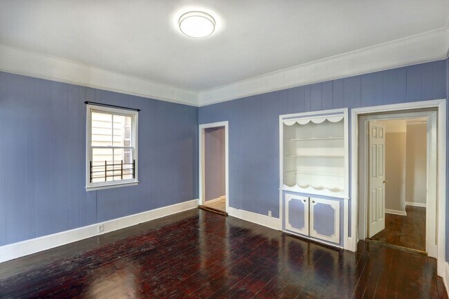 Building Photo - 4 Bedroom house---walk to Forsyth in 15 minutes