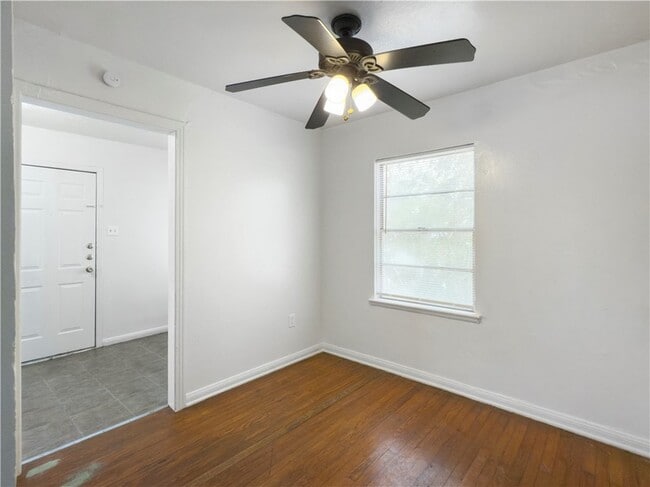 Building Photo - 703 Cherry St