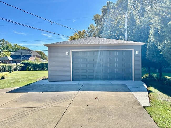 Building Photo - 8129 W Courtland Ave