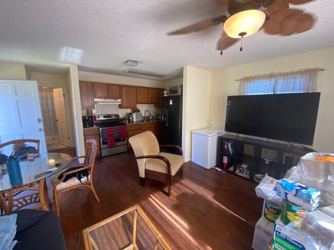 Building Photo - 3/2 House W/ 1/1 Cottage