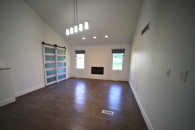 Building Photo - 454 Woodland Dr W