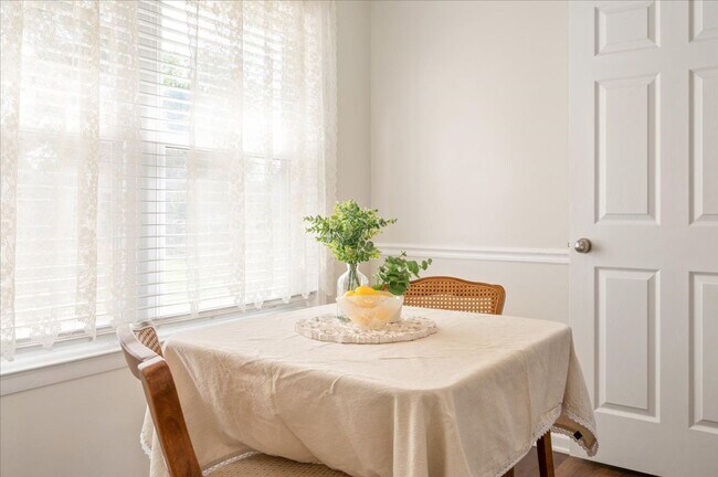 Building Photo - Well-Maintained Ranch Home in Southside Savannah For Lease