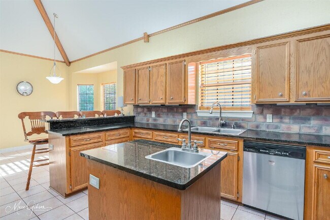 Building Photo - "Elegant 4-Bedroom Home in Bossier City with Granite Countertops & Cozy Fireplace!"
