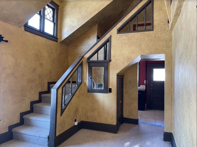 Building Photo - 825 Avenue C