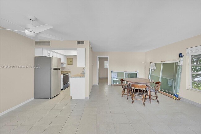 Building Photo - 3217 NE 11th St