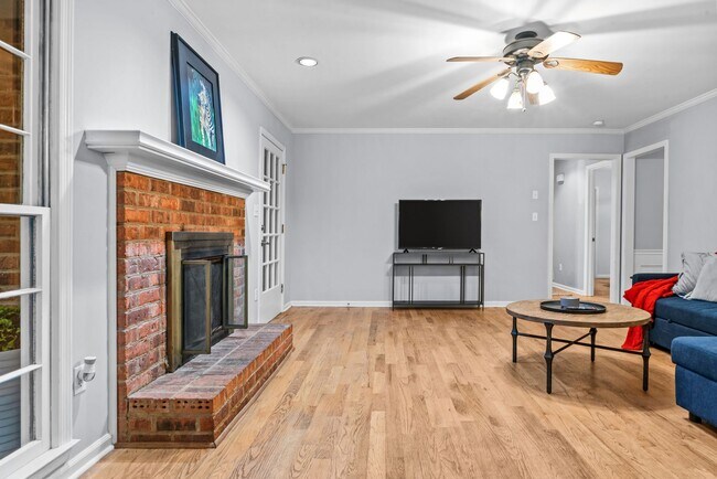 Building Photo - Prime Time Normal Town Living Home!
