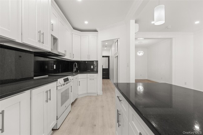 Building Photo - 61-33 Palmetto St