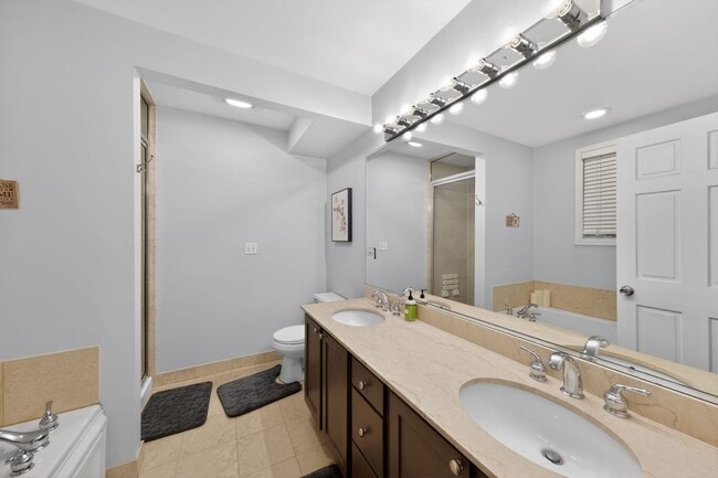 Building Photo - 724 W Briar Pl