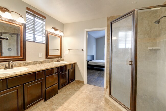 Building Photo - 6 bed 5 bath home near ASU