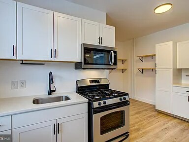 Building Photo - 10 E James St