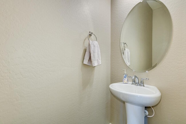 Building Photo - 1367 S Country Club Dr