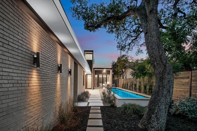 Building Photo - 2407 W 10th St