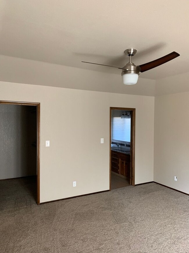 Building Photo - 3 Bedroom 2 Bath Home